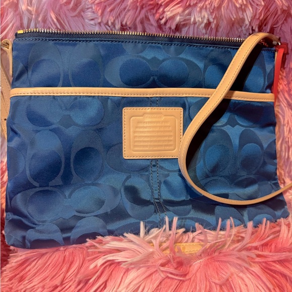 Coach Handbags - Coach Signature Swingpack Crossbody Bag